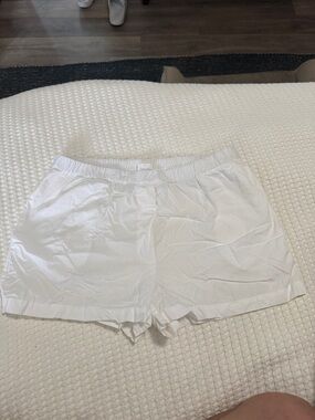 Aritzia Women's White Elastic-Waist Athletic Shorts